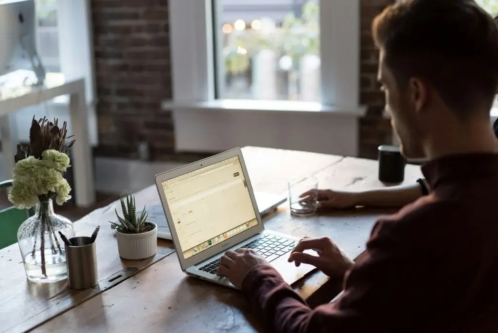 How AI tailors a resume to a job posting by matching keywords